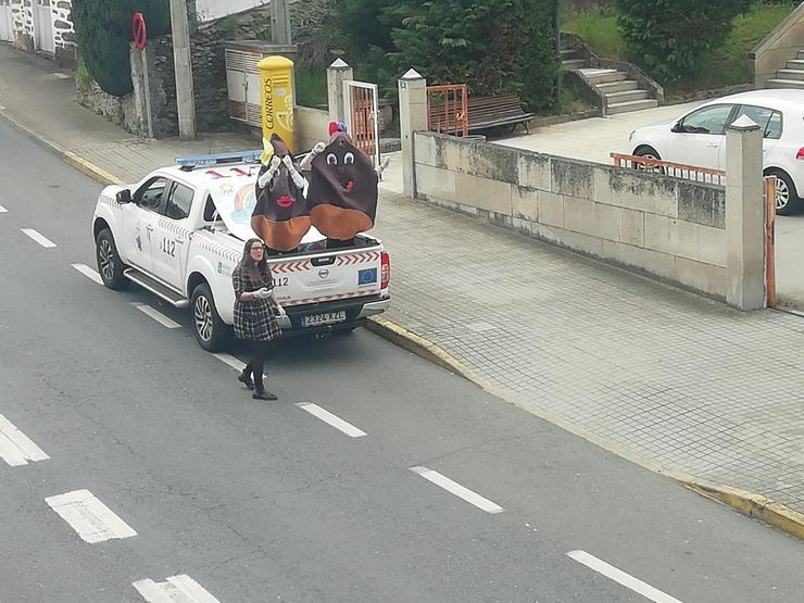 Vehículo de Protección Civil con dúas persoas disfrazadas de castaña e a alcaldesa de Vilariño de Conso. CEDIDA-VECIÑO VIANA DO BOLO / Europa Press