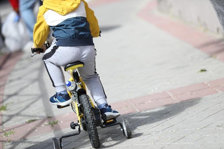 Un neno monta en bicicleta  