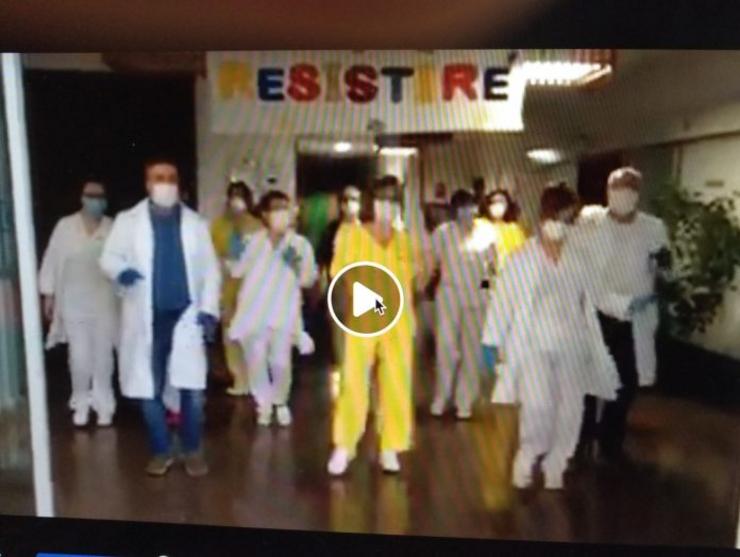 Traballadores dunha residencia de Sarria canta o Resistiré 