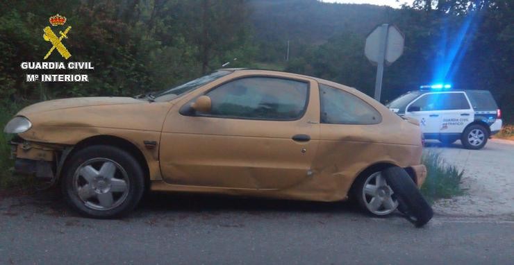 Investigado un mozo condutor temerario tras saltarse o confinamento e causar un accidente en Lalín (Pontevedra).. GARDA CIVIL 