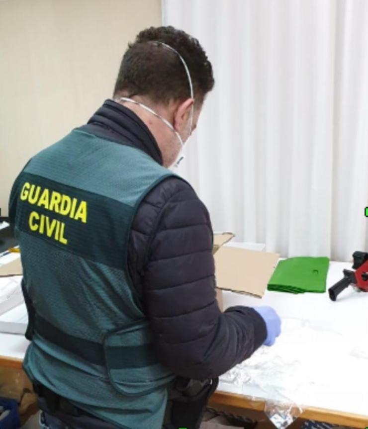 Intervidas máis de 870 máscaras nunha nave en Allariz (Ourense).. GARDA CIVIL 