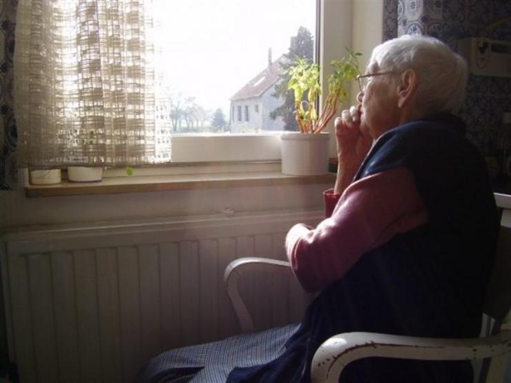 Anciá que vive soa e que busca compaña en momentos de soidade ao non poder estar acompaña por outra xente maior 