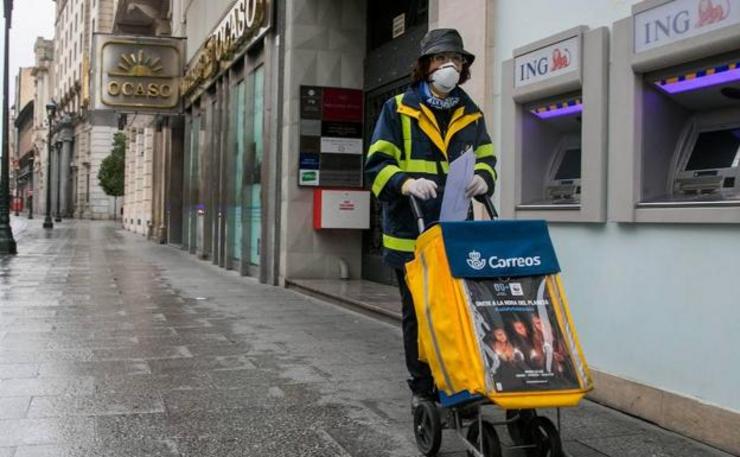 Unha carteira de Correos percorrendo unha rúa 