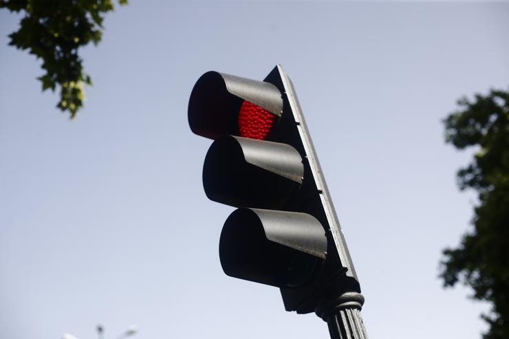 Semáforo en vermello / EDUARDO PARRA - Arquivo