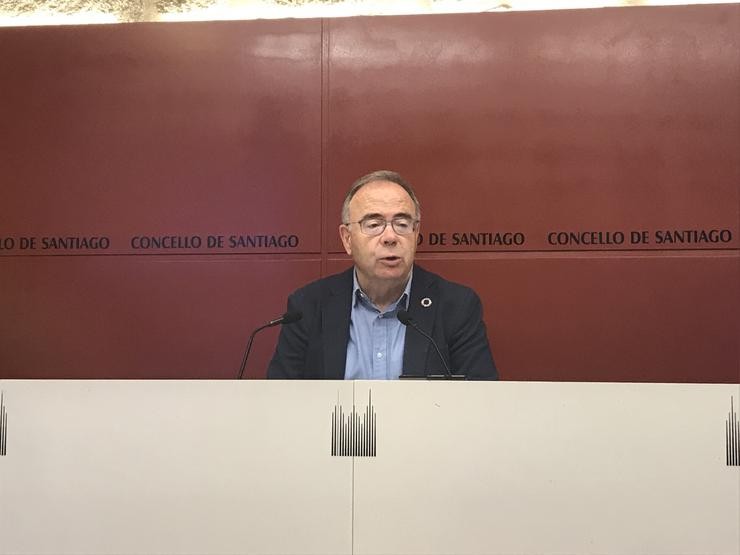 O alcalde de Santiago, Xosé Sánchez Bugallo, na rolda de prensa
