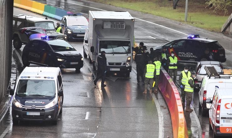 Varios militares do exército e policías nacionais efectúan un control de tráfico na estrada de Alcobendas (Madrid) durante a terceira semana de confinamento pola crise do coronavirus. Eduardo Parra - Europa Press