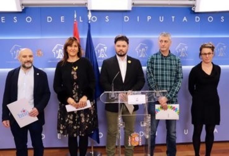 Os deputados  Néstor Rego (BNG), Laura Borràs (Junts) e Gabriel Rufián (ERC), Oskar Matute (Bildu) e Mireia Vehí (ERC). BILDU - Arquivo 