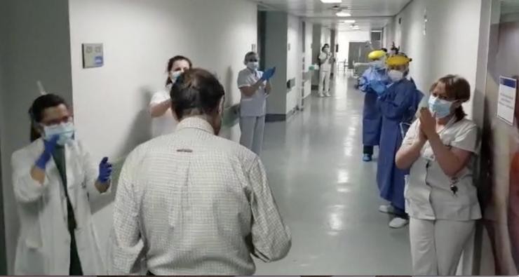 O paciente abandona ou hospital entre aplausos do persoal sanitario. HOSPITAL VITHAS NOSA SEÑORA DE FÁTIMA