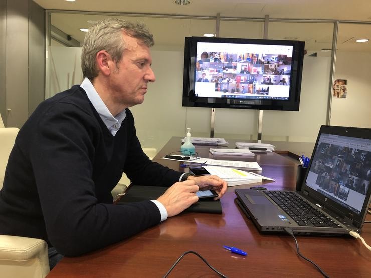 O vicepresidente da Xunta, Alfonso Rueda, nunha videoconferencia co Ministerio do Interior. XUNTA