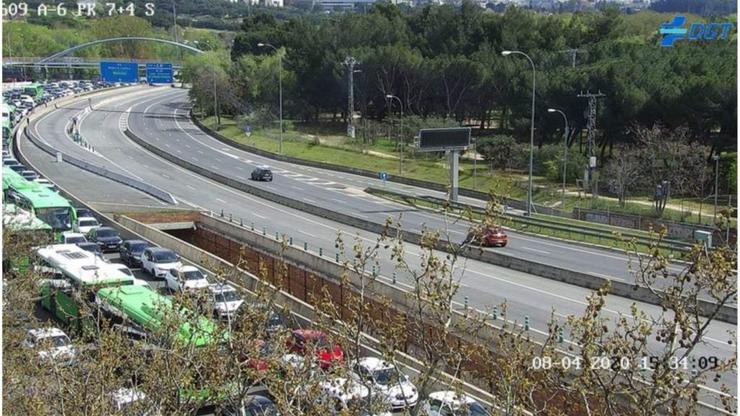 Cola quilométrica de coches saíndo de Madrid durante a ponte de Semana Santa 