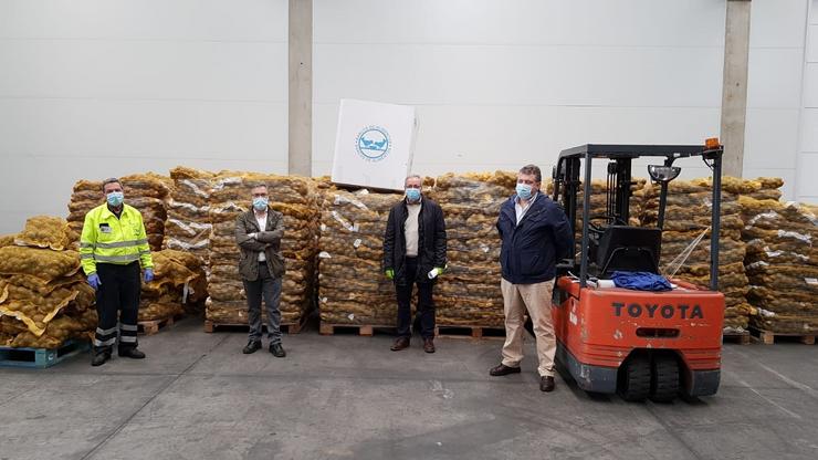 O director xeral de Gandaría, Agricultura e Industrias Agroalimentarias, José Balseiros, supervisou a primeira entrega de produtos. XUNTA / Europa Press