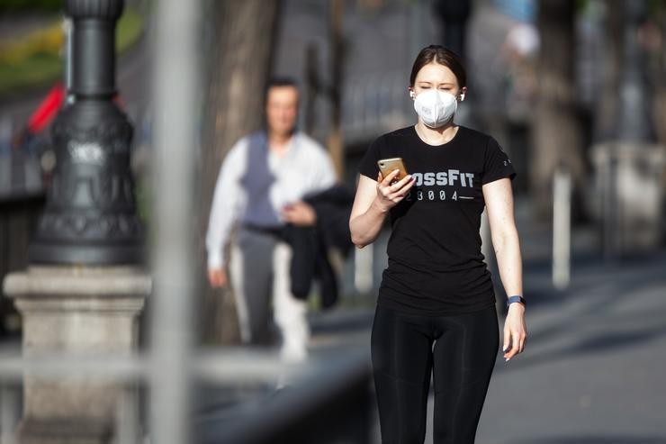 Unha muller con máscara fai unha foto co móbil no segundo día de desconfinamento durante a Pandemia Covid-19 que xerou o Estado de Alarma en España. A 3 de Maio, 2020 en Madrid, España. Joaquin Corchero / Europa Press