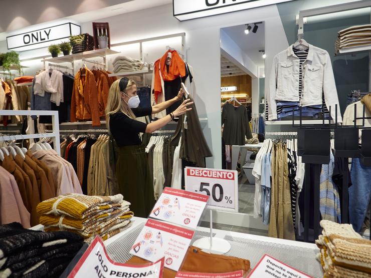 Andrea Carreira, socia das tendas de moda 'Urban' de Pamplona, prepara o establecemento para o seu reapeetura o vindeiro luns, coa chegada da fase 1 da desescalada polo covid 19. En Pamplona, Navarra, España, a 9 de maio de 2020.. Eduardo Sanz / Europa Press / Europa Press