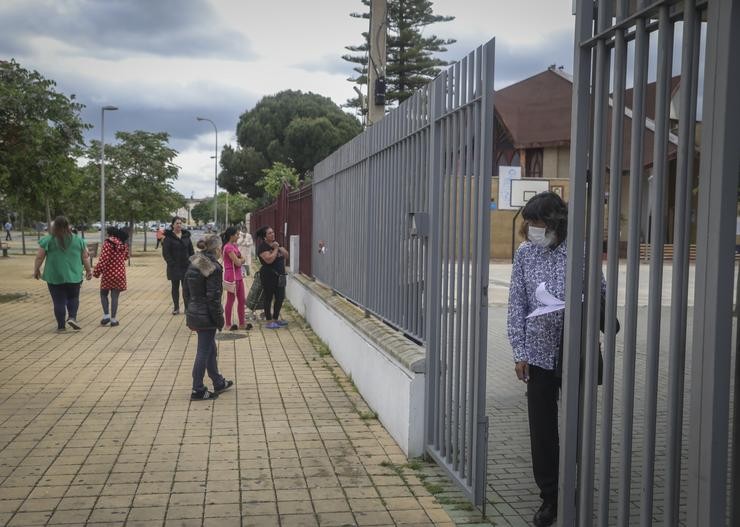 Persoas na porta da Fundación Don Bosco, para recibir alimentos do Proxecto Fraternitas, que atende a familias vulnerables / María José López - Europa Press