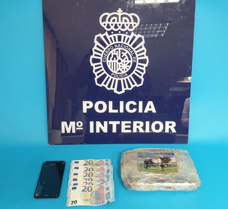 Diñeiro e quilo e medio de cocaína oculta nun vehículo interceptado na peaxe da AP-9 en Caldas (Pontevedra).. POLICÍA NACIONAL 