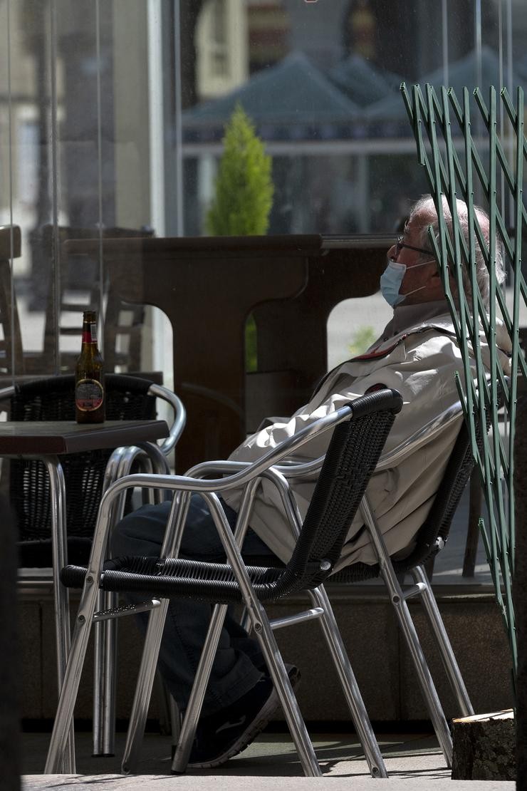 Un home de idade avanzada nunha terraza da capital da Coruña. M. Dylan - Europa Press