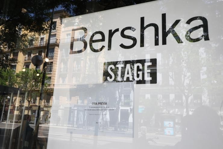 Cartel informando sobre atención con cita previa no escaparate dunha tenda de Bershka, propiedade de Inditex un día despois de que a firma galega abrise algunhas das súas tendas de menos de 400 metros cadrados. Marta Fernández Xara - Europa Press / Europa Press