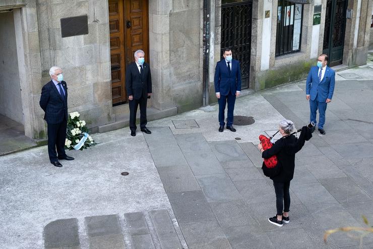 Ofrenda floral á porta da casa de Ricardo Carvalho Calero con motivo do Día dás Letras Galegas 2020. XOAN CRESPO / XOÁN CRESPO / Europa Press