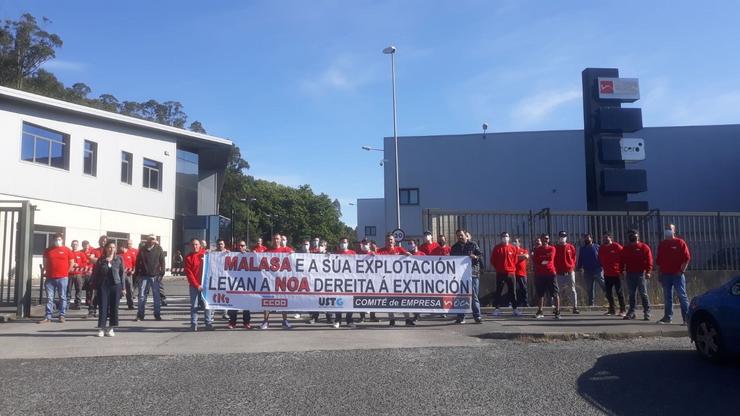 Operarios de Noa Madeira Creativa concéntranse en Fene (A Coruña).. CIG 