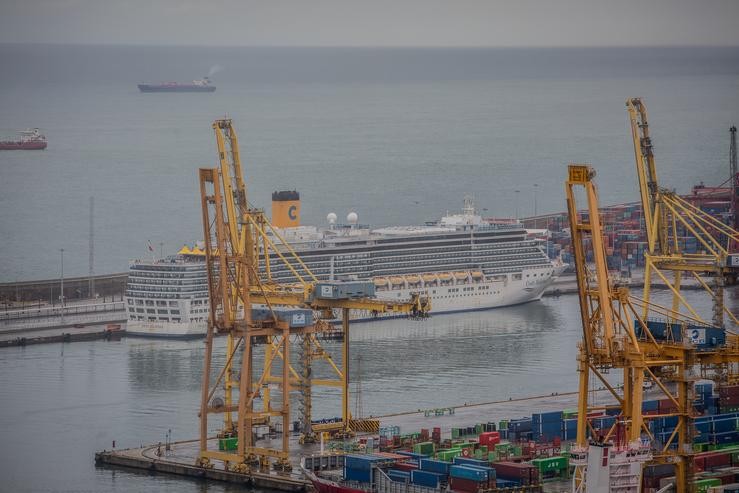 Un cruceiro atracado no Porto de Barcelona. David Zorrakino - Europa Press / Europa Press