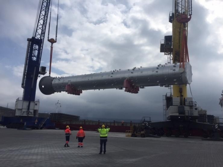 Columna da nova unidade da refinaría de Repsol na Coruña á súa chegada ao porto de Punta Langosteira. REPSOL