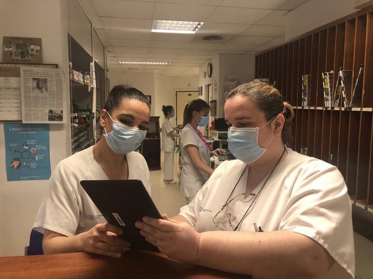 Persoal do Complexo Hospitalario de Ferrol facilita o contacto de pacientes con COVID-19 cos seus familiares a través de videollamada. SERGAS