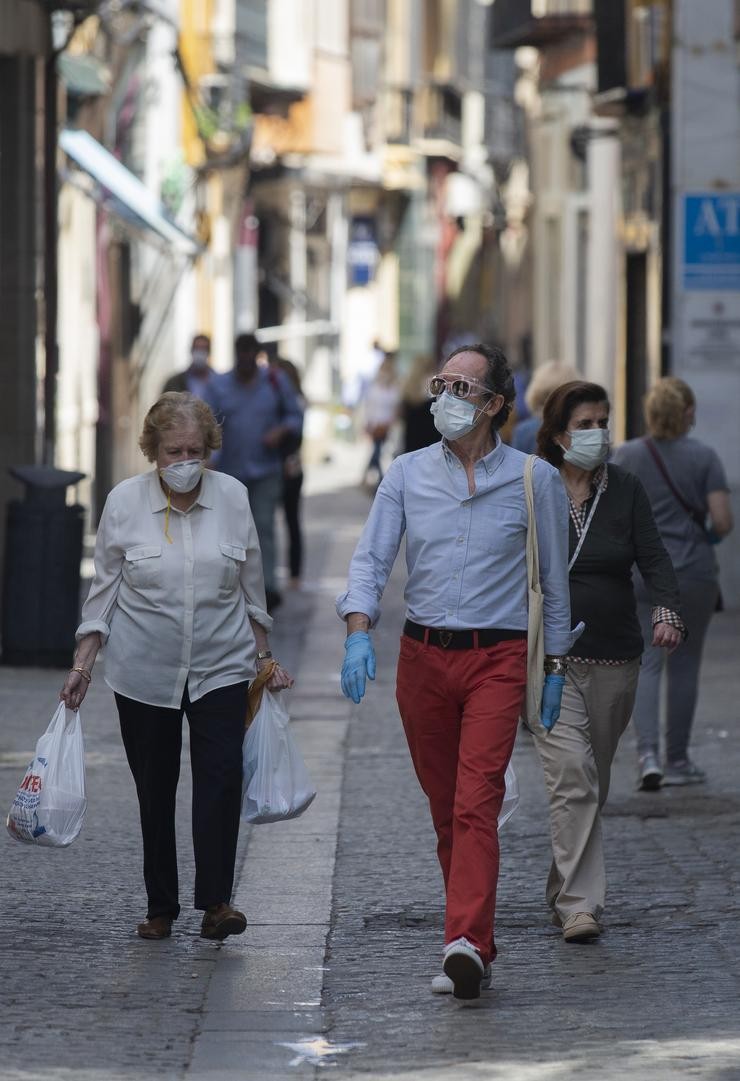 Varias persoas camiñan protexidas con máscaras por unha rúa do centro da cidade, tras o novo acordo de Goberno no cal o uso de máscaras será obrigatorio tamén na vía pública e en espazos pechados cando non se poida garantir o. María José López - Europa Press 