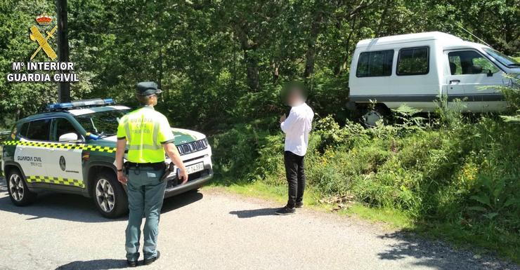 Detido un mozo tras tentar arroiar a axentes que lle deron o alto ao ver que conducía sen cinto en Gondomar (Pontevedra).. GARDA CIVIL / Europa Press