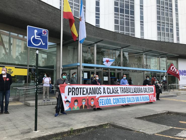 A CIG concéntrase diante do edificio da Xunta na Coruña para protestar polas 'políticas suicidas' do Goberno de Feijóo. CIG 