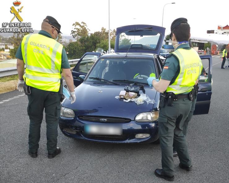 A Guardia Civil realizando un control a un turismo nunha imaxe de arquivo. GUARDIA CIVIL