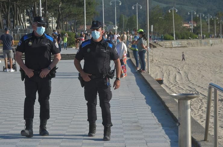 Policia municipal na praia de Samil de Vigo 