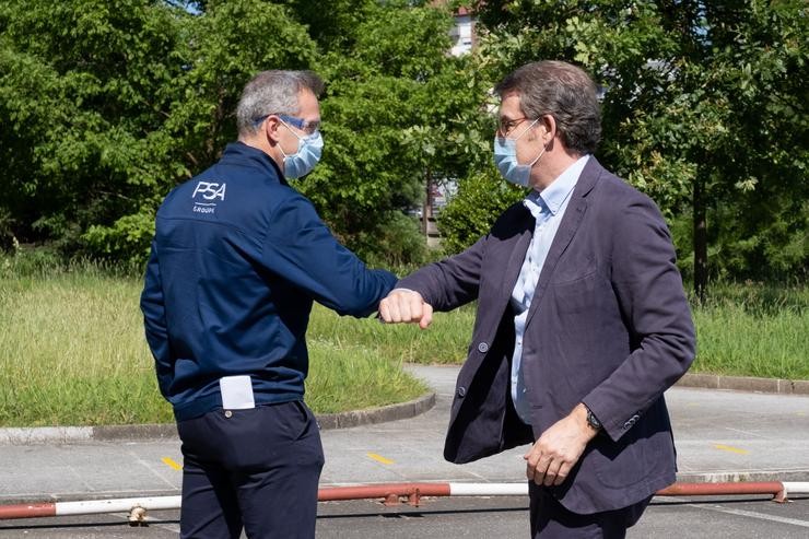 O presidente da Xunta, Alberto Núñez Feijóo, e o director de PSA Vigo, Ignacio Bo, nunha visita do primeiro á planta con motivo do reinicio de actividade na crise do COVID-19.. DAVID CABEZÓN/XUNTA DE GALICIA / Europa Press