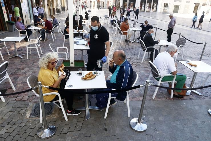 Primeiros clientes gozan das terrazas da cafetaría de Málaga. Álex Zea - Europa Press