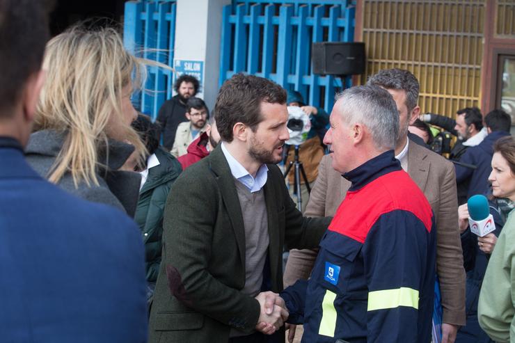 O presidente do PP, Pablo Casado (1i) saúda a un dos membros do Comité de Empresa de Alcoa despois da rolda de prensa posterior  a 5 de marzo de 2020.. Carlos Castro - Europa Press - Arquivo 