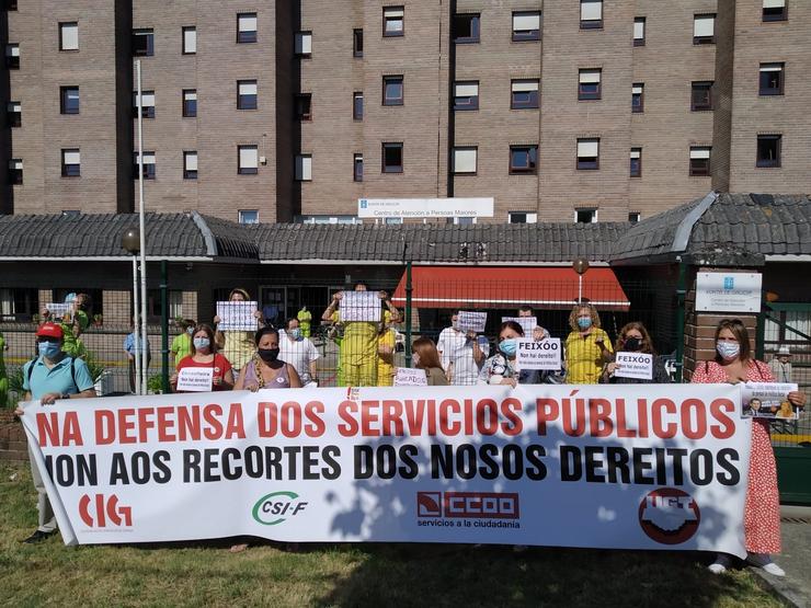 Protesta dos traballadores fronte a un centro dependente de Política Social este xoves. CSIF / Europa Press