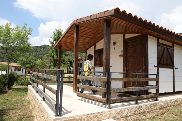 Unha clienta entra nun bungalow do Cámping Monte Holiday en Gargantilla do Lozoya durante o seu segundo día de apertura na Fase 1 da desescalada. Marta Fernández Xara - Europa Press 