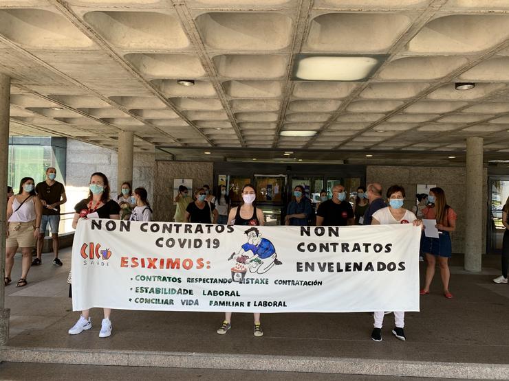 Protesta convocada por CIG-Saúde diante da entrada do Hospital Clínico de Santiago.. CIG-SAÚDE 