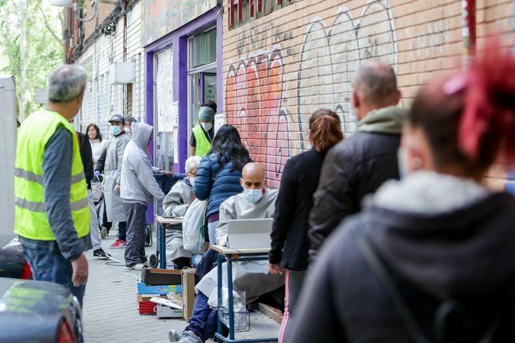 Centos de persoas sen recursos fan cola por 'unha bolsa de comida'. 