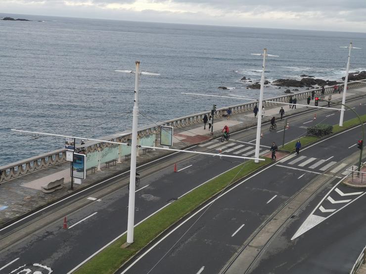 Estado no que se atopaba o paseo marítimo da Coruña ás 08.50 horas do sábado 2 de maio, primeiro día no que se pode saír por franxas horarias durante a corentena 