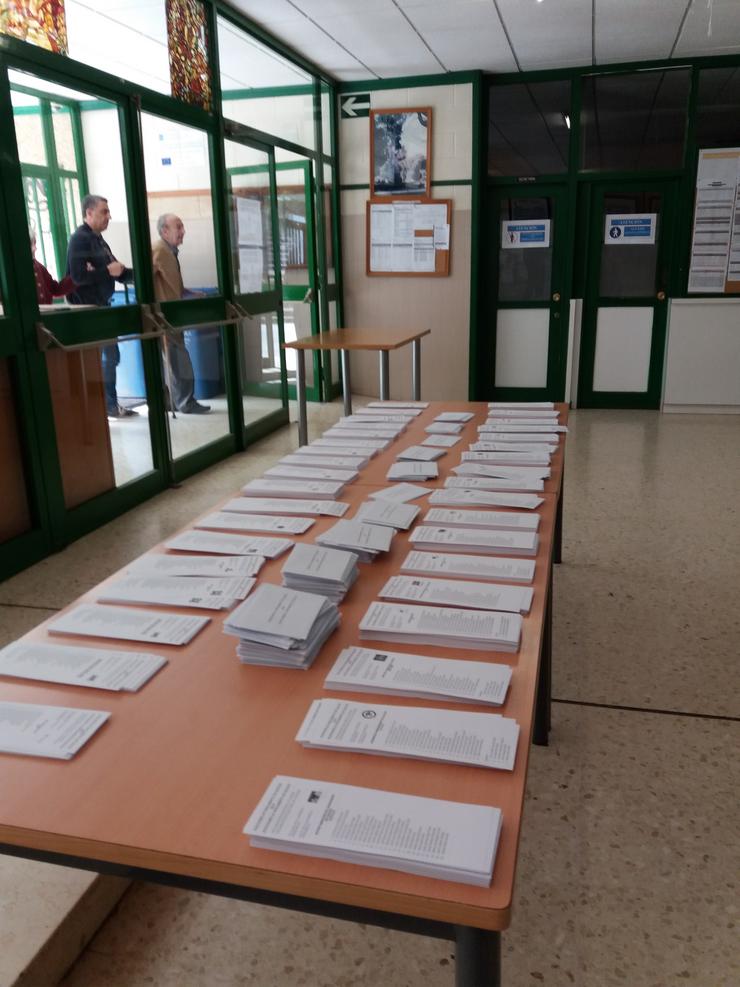 Mesa coas papeletas do 25 de setembro nun colexio electoral. EUROPA PRESS - Arquivo 