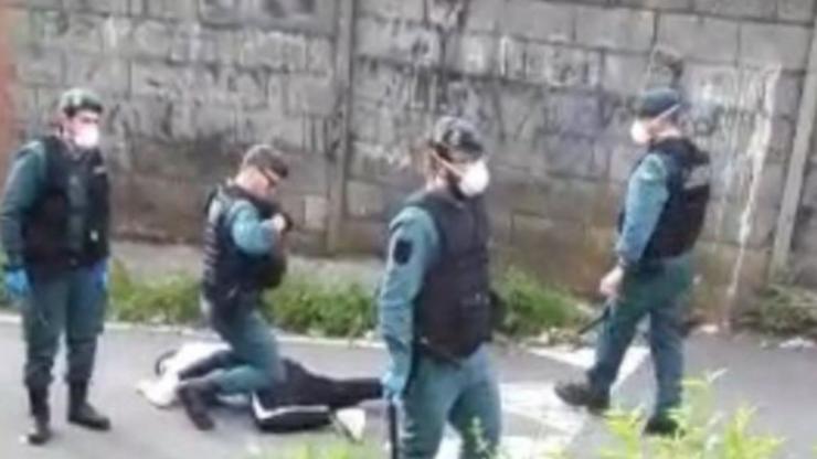 Intervención da Garda Civil no poboado de O Vao, en Poio 