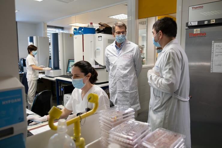 O presidente da Xunta, Alberto Núñez Feijóo, visita o laboratorio de microbiología do Chuac. DAVID CABEZÓN