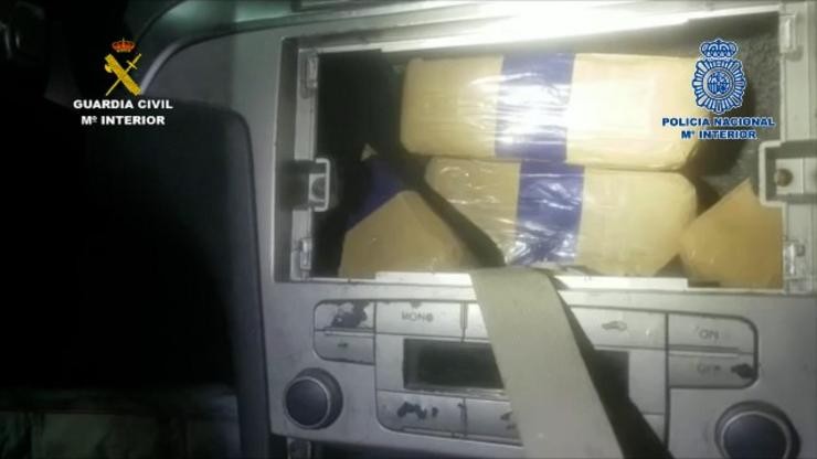 Fardos de haxix no interior dun vehículo. Garda Civil / Europa Press