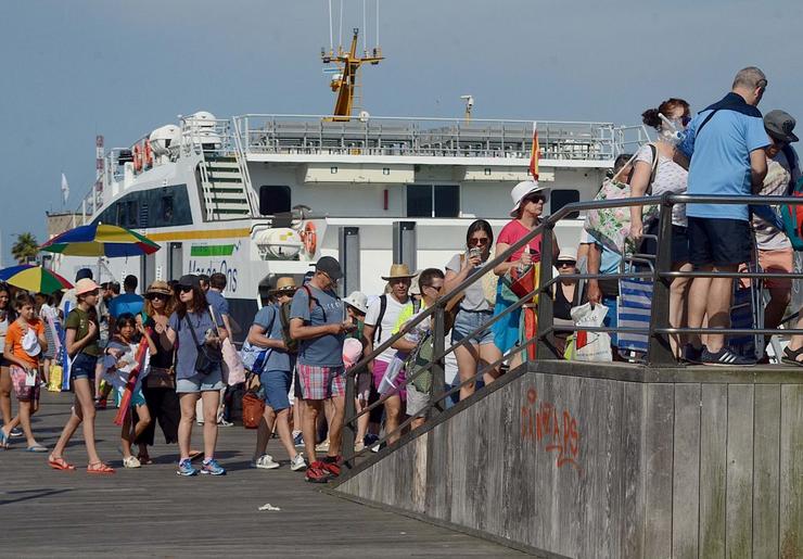 Turistas collendo o barco a Cíes 