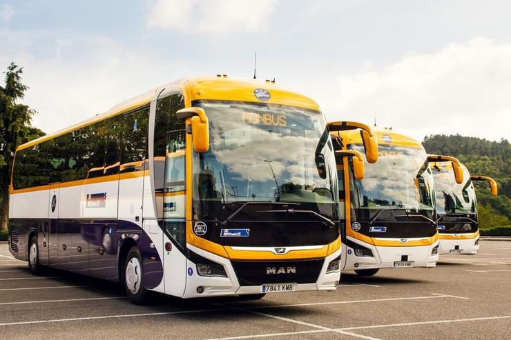 Autobuses da empresa Monbus 