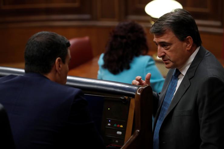 O portavoz do PNV, Aitor Esteban, conversa co presidente do Goberno central, Pedro Sánchez (e), no Congreso, a 6 de maio de 2020 