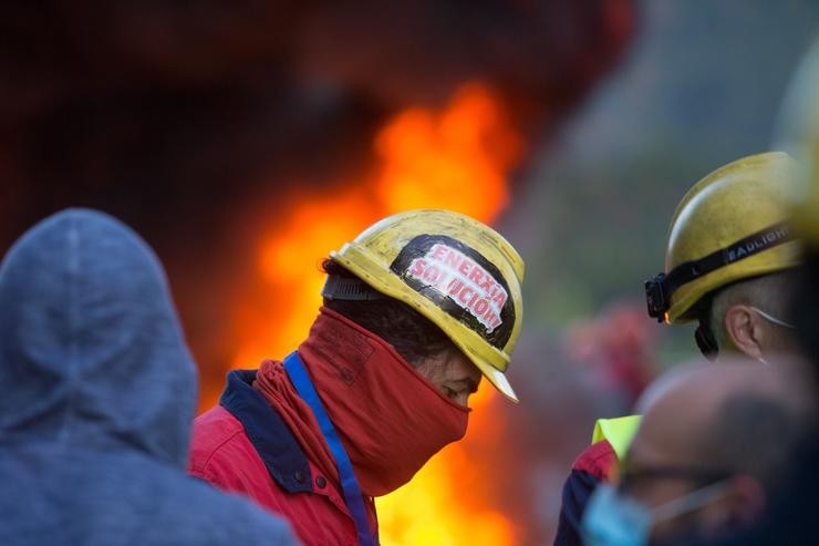 Participantes protexidos con máscara participan na barricada realizada ás portas da factoría de San Cibrao, onde queimaron de pneumáticos a 9 de xuño de 2020.. Carlos Castro - Europa Press 