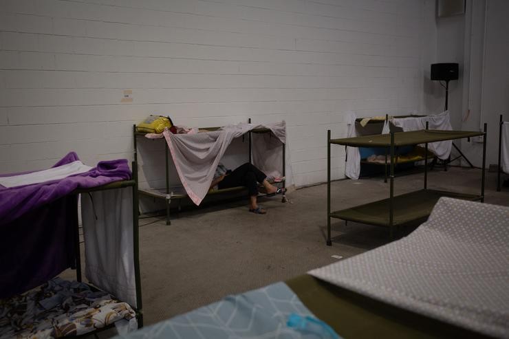 Unha persoa descansa na súa cama no interior das instalacións dun albergue. David Zorrakino - Europa Press