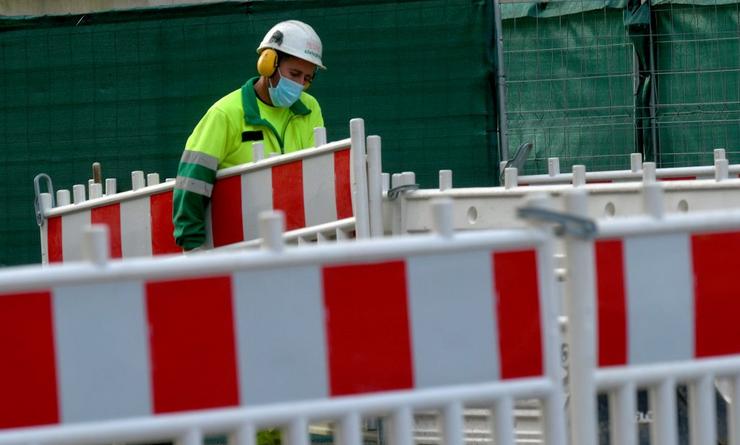 Traballador, nunha obra pública en Vigo durante a pandemia de Covid-19 / © Miguel Núñez.