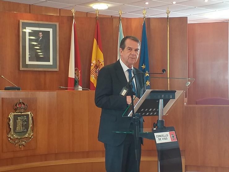 O alcalde de Vigo, Abel Caballero, nunha rolda de prensa no Salón de Plenos do Concello.. PAULA XUSTO-EUROPA PRESS